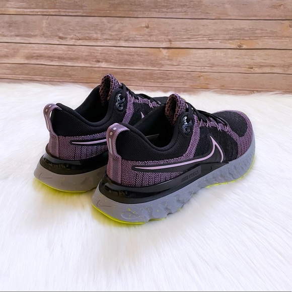 Nike Women’s React Infinity Run Flyknit 2 Trainers - Picture 6 of 9